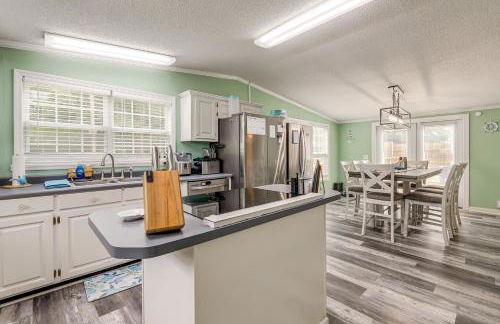 7 Mi to Beach! Sneads Ferry Family Home with Hot Tub - Foto 2