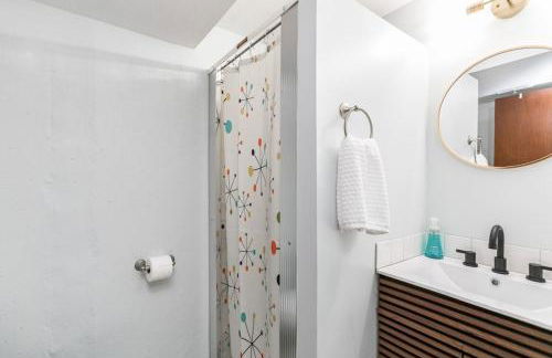 Mid-Century Style And Class In Quiet NE Location - Foto 23