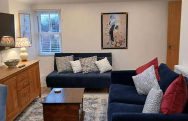 Luxury 1 bed apartment close to Airport and Exhibition centre ideal for short long term stays very cosy nicely furnished for comfort with all mod cons FreeParking on site Free WIFI - Foto 6