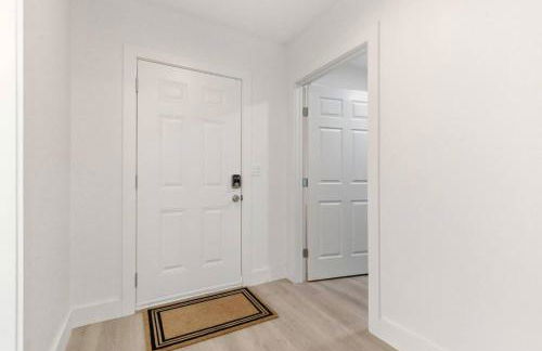 New Modern Updated Secure and Private Home - Foto 20