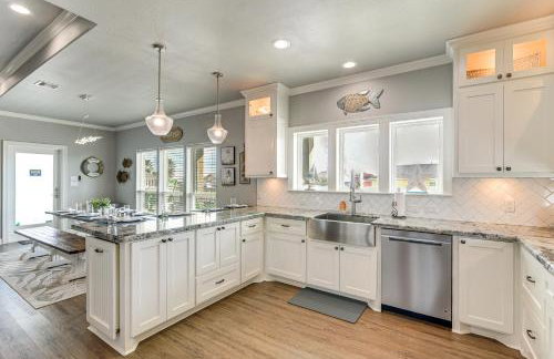 Walk to Shore Crystal Beach Escape with Deck and Bar! - Foto 6