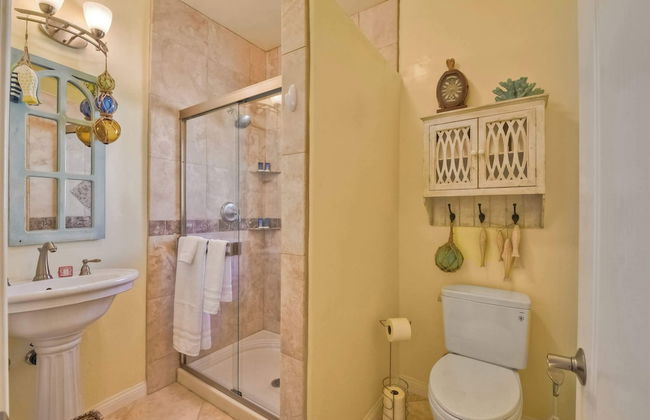 South Pacific Walk to Beach! - Foto 16