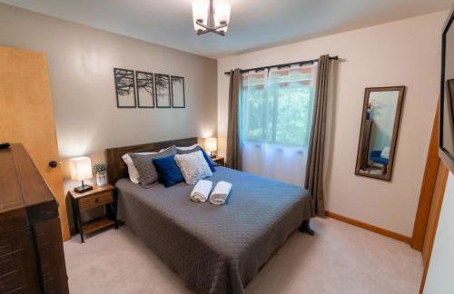 Serenity Falls - Stylish 4Bdr Mountain Retreat, Hot Tub, Pool - Foto 7