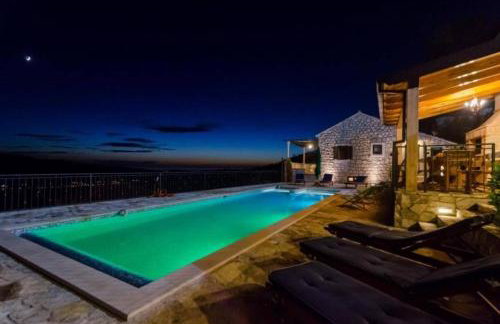 Breathtaking Scenic Villa with Pool - Photo 9