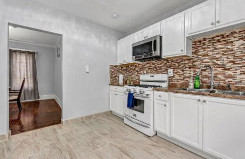 Renovated Main Floor Large 3 Bed House - Photo 24