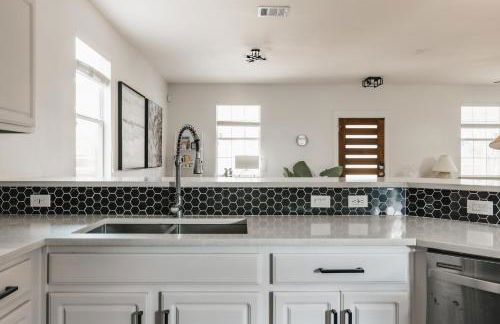 Modern 2-Story Cowboy Pool Home with King Beds Walk to 6th St & Rainey Street - Foto 14