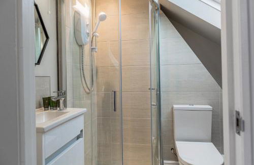 Comfortable 5-Bedroom House in Cheltenham - Foto 27