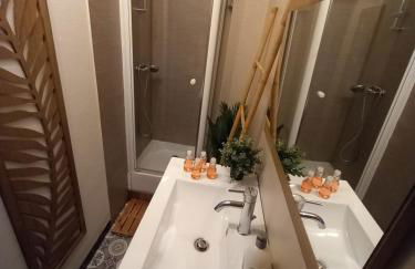 Les Loges Du Théatre 160m2 MAISON PRIVÉ 14 personnes MAX tout équipé a 200m de l'AVENUE DE CHAMPAGNE et toutes commodités DEGUSTATION CHAMPAGNE OFFERTE jacuzzi sauna jeux velos EMPLACEMENT EXCEPTIONNEL et CHIC - Foto 56