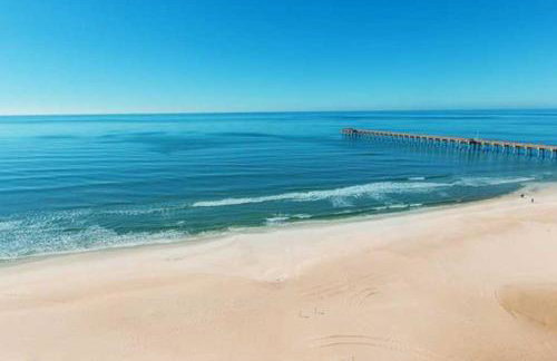 High-rise condo with pool & ocean views - walk to the beach - Foto 28