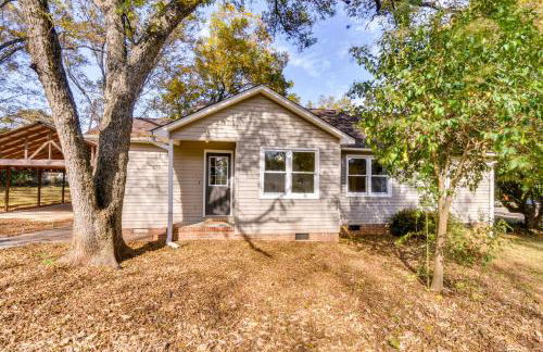 Tranquil Travelers Rest Home with Fire Pit! - Foto 23