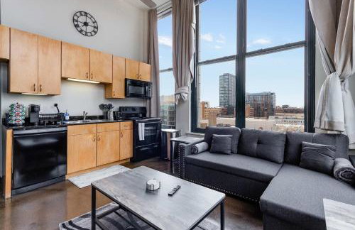 West Loop - City Views With In & Out Parking 1 - Photo 6