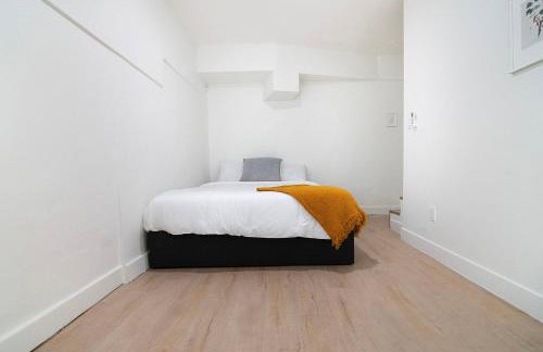 Central LA Loft Studio Queen Sofa WFH Ready - Photo 58