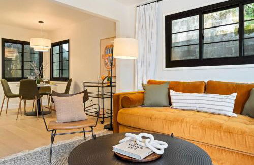 Luxe Treehouse Apt•Walk to Town•King Bed•Sleeps 4 - Foto 6