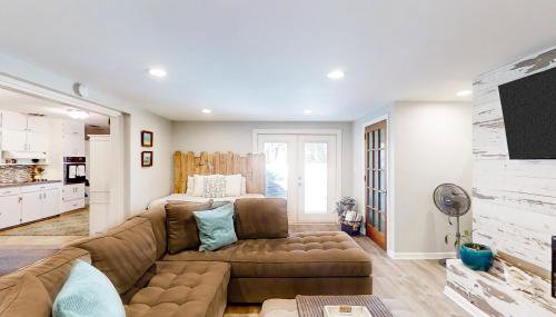 Beach house & backyard oasis with private pool - short walk to beach - Foto 3