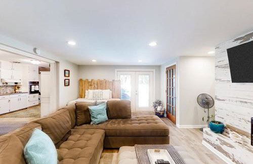 Beach house & backyard oasis with private pool - short walk to beach - Foto 3