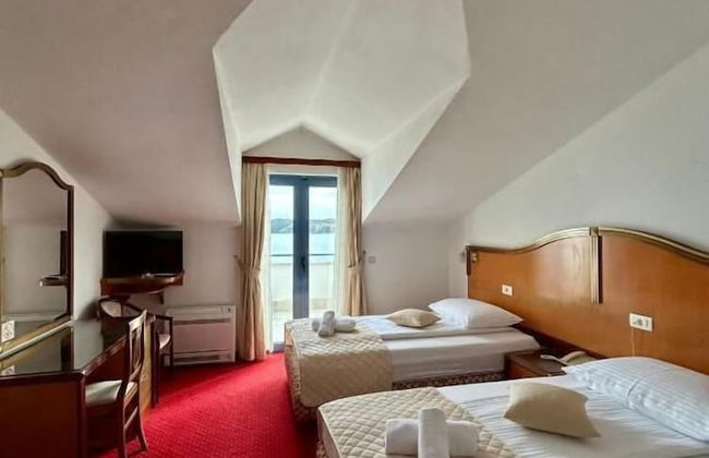 Hotel Bavaria - Photo 4