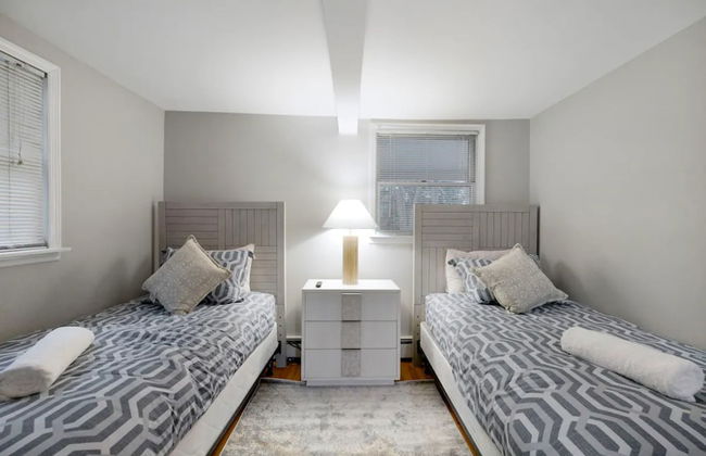 Cozy Fall Home With 4BR and Fireplace - Photo 20