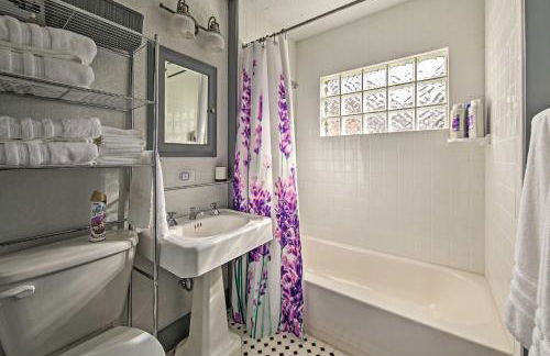 Remodeled Retro Home with Deck, Walk to Main Street! - Foto 14