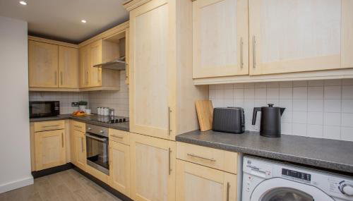 Central 2BR Apartment - 4 Min Walk To Train, High-Speed WiFi & Smart TVs! - Foto 5, stove, toaster