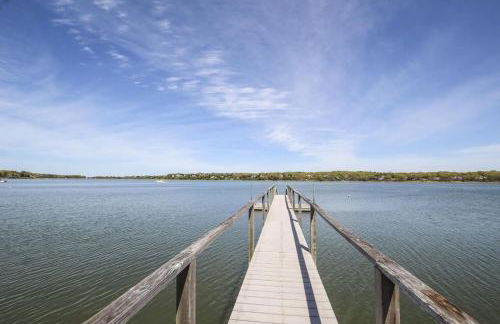 Waterfront Fun at this Huge Family Estate - Foto 54