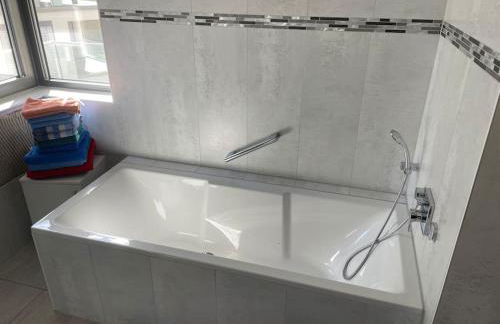 Lovely 2 bedroom apartment with free parking - Foto 5