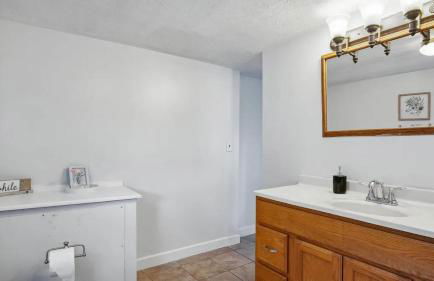 Blue & Gold Retreat sleeps 14 Minutes from ND - Photo 36