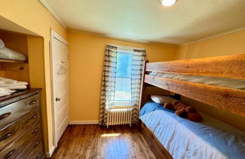 Berkshire Retreat Grand Home with Hot Tub and Large Yard, 5 mins from Jiminy Peak - Foto 29