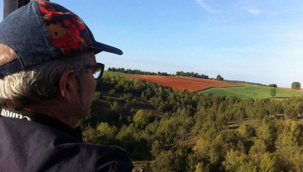 Admirando las vistas desde el globo