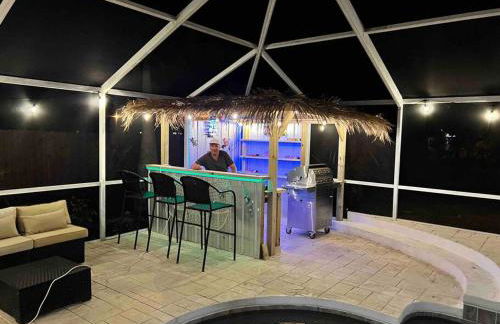 Peachland getaway with pool and tiki bar - Foto 8