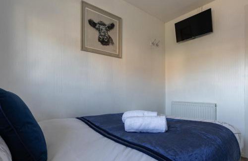 Clicketts - 3-Bedroom, Full Entire House, Sleeps 6 guests, Free wifi, Street Parking, Smart TV, Basildon, Essex London - Foto 54