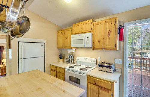 4 Mi to Rainbow Lake! Cozy Forest-View Gem with Deck - Foto 13