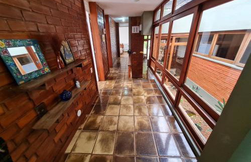 Casa Super Agradável, 250 metros da praia da Areia Preta, cinco quartos com ar, wifi, garagem, completa - Foto 15