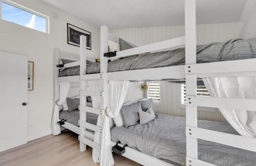 NEW LISTING! Reel Joy Waterfront Luxe with Pool and Private Dock home - Foto 27