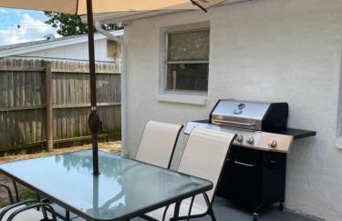 Cozy 3-bed home close to beautiful beaches. - Photo 26