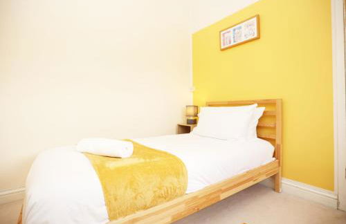 Mount Rd By N And N Stays Contractor Friendly 4 Bed House With Large Driveway, Bath - Photo 45