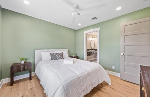 NEW Spacious Clarkson Getaway w Games & Yard - Foto 21