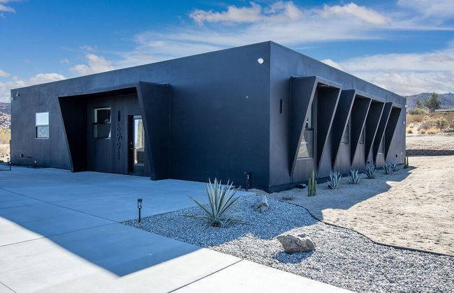 Luxe Modern Escape w Pool Hot Tub Firepit Desert View Lassen by Avantstay - Photo 34