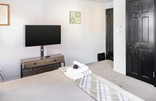 Euclid Near Lake Erie Cleveland king bed - Foto 7