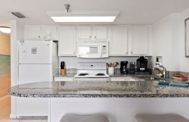 Top Floor Oceanfront Condo w Pool Beach Access - Foto 16