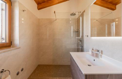 Villa atop the village with stunning view - Foto 24