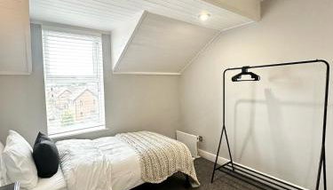 Large 5-Bedroom House in Salford-Free Parking-Sleeps 10 - Foto 4