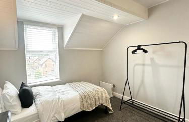 Large 5-Bedroom House in Salford-Free Parking-Sleeps 10 - Foto 4