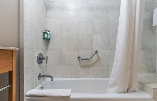 Sunny Isles 1BDR Sea View and Pool - Foto 34