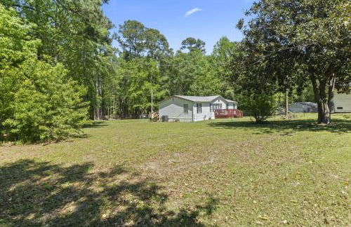 Spacious 2BR Retreat-10 minutes to the Beach! Pet Friendly! - Foto 41