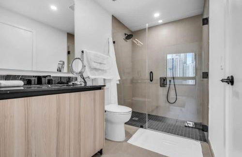 Modern Downtown Condo with Pool Gym BBQ Game Room CoWorking Spaces - Foto 28