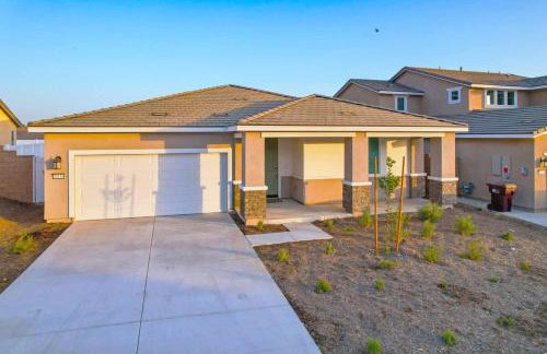 Entire Private Home with 4 Bedrooms 2 Bathrooms, Mountain Edge, New House, Ranch, Gated Yard, Available Now - Foto 33