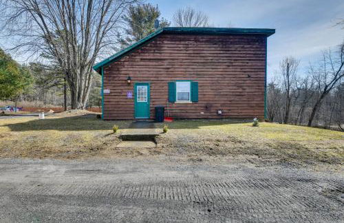 Riverfront Peru Cabin about 2 Mi to Lake Champlain! - Foto 24