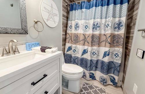 Spacious house- Deep Water Dock Pool Golf Cart Rental available - Foto 54