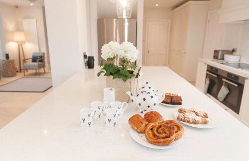 Ultimate Coastal Luxury - 5 Bed, Spacious, Parking, Hot Tub - Foto 12