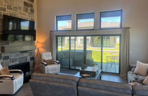 4 bd Ski Villa with Hot Tub and Bunk Room by lake! - Foto 13